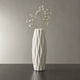 Vase blanc relief – Épure Sculptée