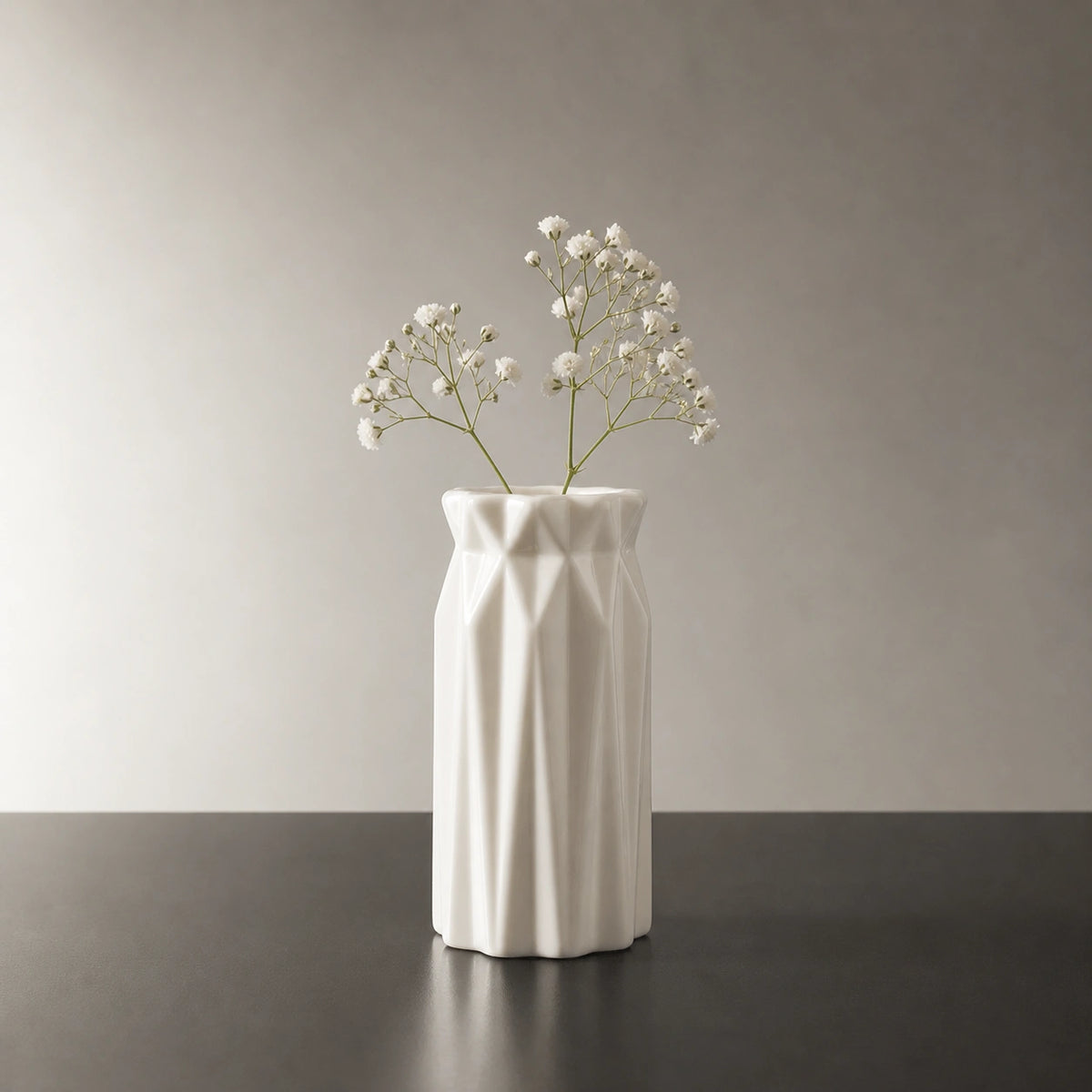 Vase blanc relief – Épure Sculptée